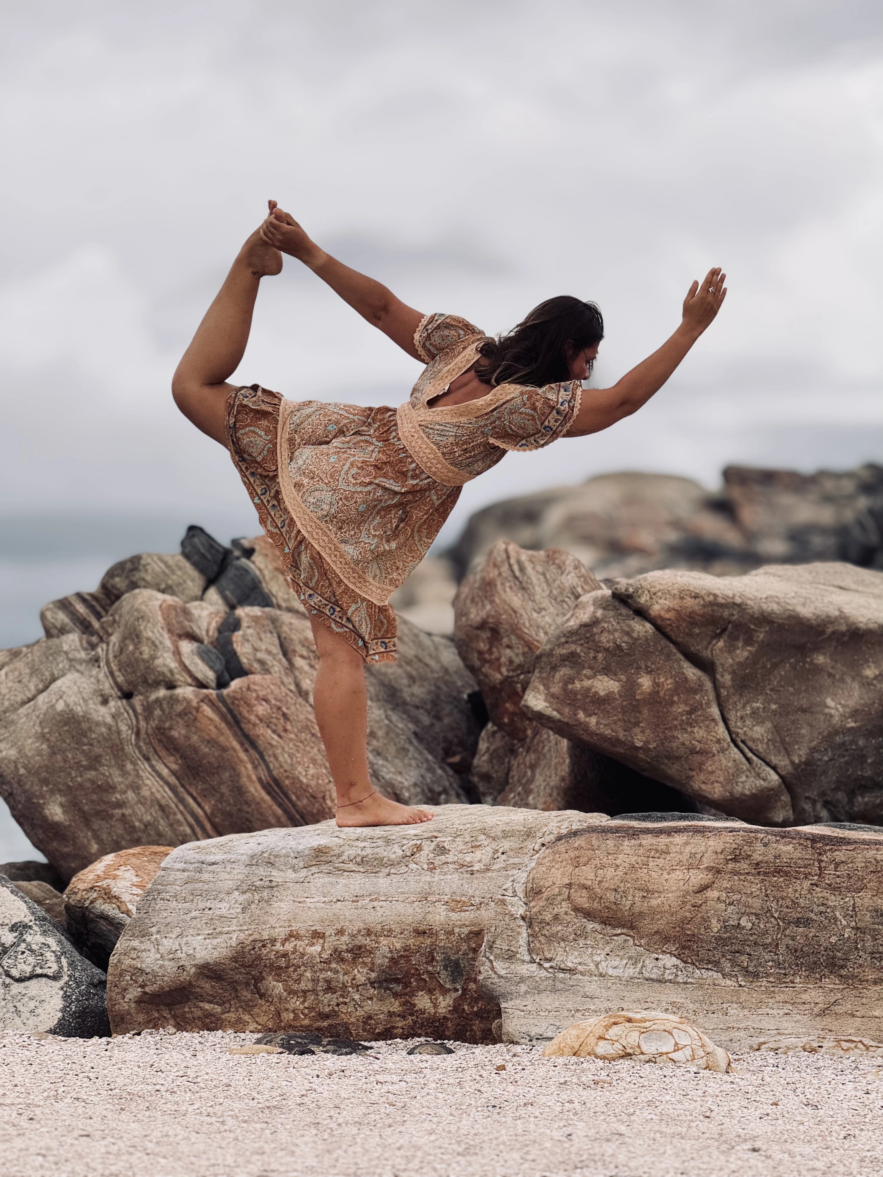 Csoportos jóga gyakorlás szabadtéren, közösségi légkörben